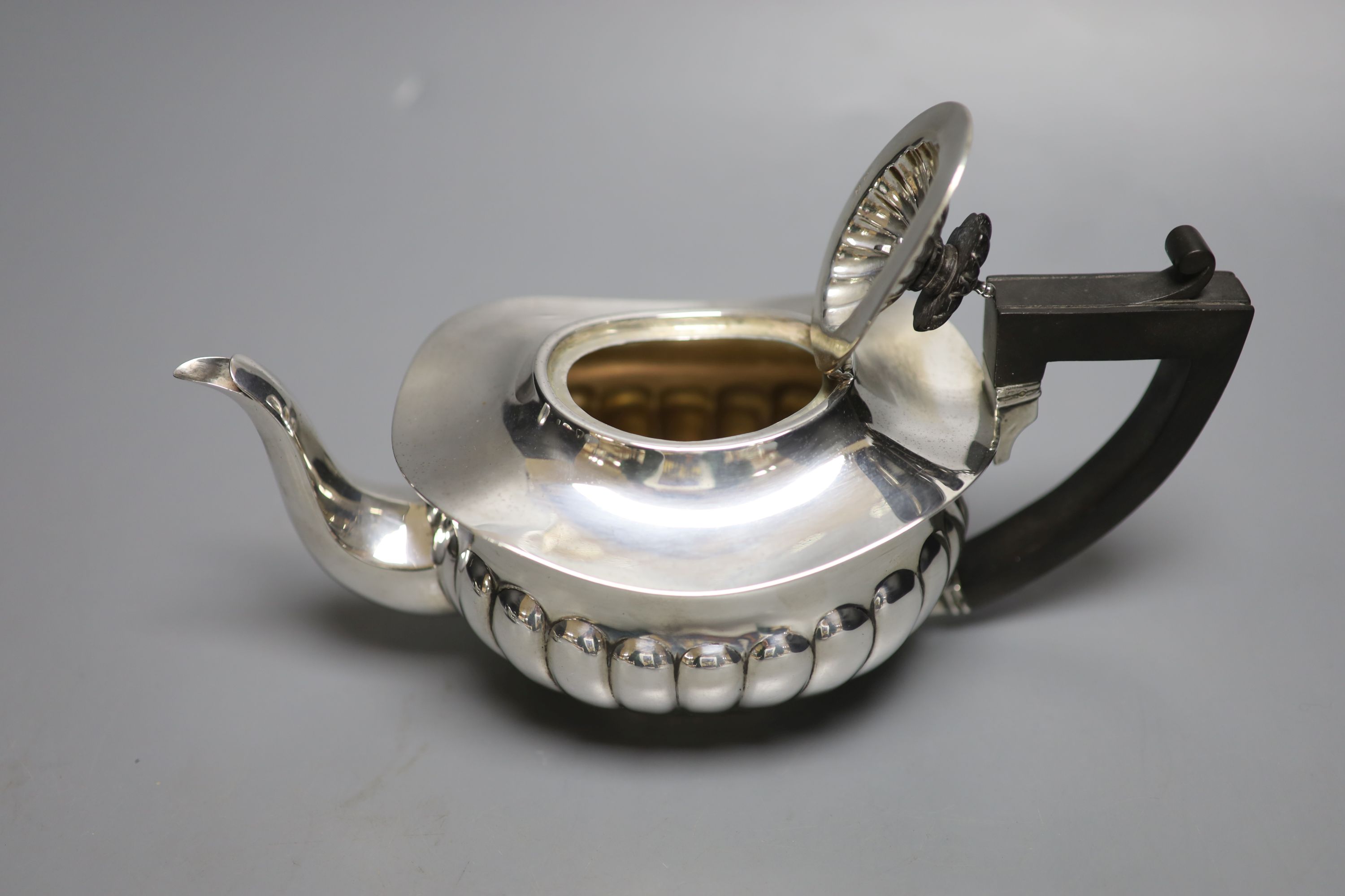 An Edwardian silver three-piece tea service, by Joseph Gloster, gross 16oz.